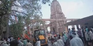 മഹാരാഷ്ട്രയിൽ ക്ഷേത്രത്തിന്റെ മേൽക്കൂര തകർന്നുവീണ് വൻ ദുരന്തം; നാല് പേർ മരണപ്പെട്ടു