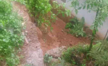 കനത്ത മഴയില് വീടിന് പിന്നിലേക്ക് മണ്ണിടിഞ്ഞ് വീണു