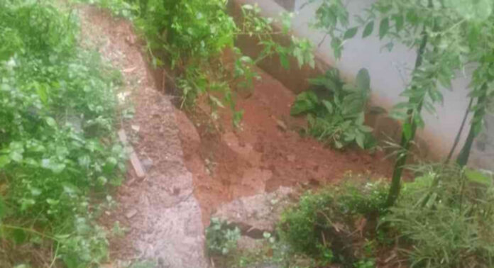 കനത്ത മഴയില് വീടിന് പിന്നിലേക്ക് മണ്ണിടിഞ്ഞ് വീണു കനത്ത മഴയില് വീടിന് പിന്നിലേക്ക് മണ്ണിടിഞ്ഞ് വീണു