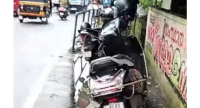 പത്തനംതിട്ട ജനറല് ആശുപത്രിക്ക് മുന്നില് നടപ്പാതയില് വാഹന പാര്ക്കിംഗ് പത്തനംതിട്ട ജനറല് ആശുപത്രിക്ക് മുന്നില് നടപ്പാതയില് വാഹന പാര്ക്കിംഗ്