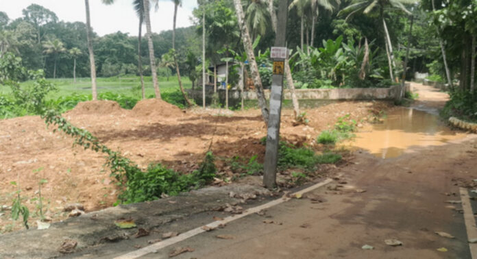 പുനലൂര് – മൂവാറ്റുപുഴ ഹൈവേയില് കുമ്പഴ മുതല് കലഞ്ഞൂര് വരെയുള്ള ഭാഗത്ത് നിലം നികത്തല് വ്യാപകം പുനലൂര് – മൂവാറ്റുപുഴ ഹൈവേയില് കുമ്പഴ മുതല് കലഞ്ഞൂര് വരെയുള്ള ഭാഗത്ത് നിലം നികത്തല് വ്യാപകം