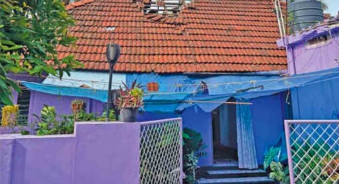 നെടുമ്പാശ്ശേരി വിമാനത്താവളത്തിൽ താഴ്ന്നിറങ്ങിയ വിമാനത്തിന്റെ കാറ്റടിച്ച് ഓടിട്ട വീടിന്റെ മേൽക്കൂര തകർന്നു നെടുമ്പാശ്ശേരി വിമാനത്താവളത്തിൽ താഴ്ന്നിറങ്ങിയ വിമാനത്തിന്റെ കാറ്റടിച്ച് ഓടിട്ട വീടിന്റെ മേൽക്കൂര തകർന്നു
