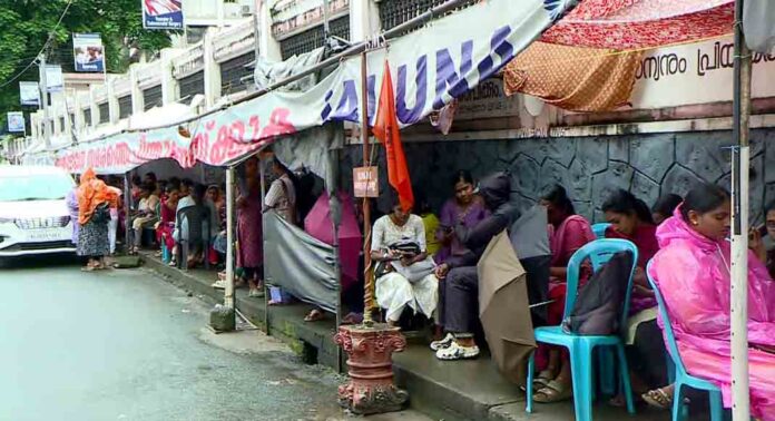 തൃശ്ശൂരിൽ സമരം ശക്തമാക്കി നഴ്സുമാർ ; ഇന്ന് കളക്ടറേറ്റ് മാർച്ച് തൃശ്ശൂരിൽ സമരം ശക്തമാക്കി നഴ്സുമാർ ; ഇന്ന് കളക്ടറേറ്റ് മാർച്ച്