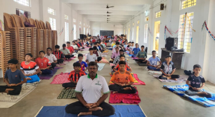 ഓമല്ലൂര് ആര്യഭാരതി സ്കൂളില് അന്തര്ദേശീയ യോഗാ ദിനം ആചരിച്ചു ഓമല്ലൂര് ആര്യഭാരതി സ്കൂളില് അന്തര്ദേശീയ യോഗാ ദിനം ആചരിച്ചു