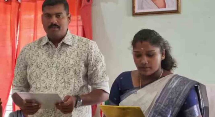 ഉമ്മൻചാണ്ടിയുടെ പേരിൽ സത്യപ്രതിജ്ഞ ; ഹൈക്കോടതി അസാധുവാക്കിയതിന് പിന്നാലെ കോൺഗ്രസ് വാർഡ് മെമ്പർ വീണ്ടും സത്യപ്രതിജ്ഞ ചെയ്തു ഉമ്മൻചാണ്ടിയുടെ പേരിൽ സത്യപ്രതിജ്ഞ ; ഹൈക്കോടതി അസാധുവാക്കിയതിന് പിന്നാലെ കോൺഗ്രസ് വാർഡ് മെമ്പർ വീണ്ടും സത്യപ്രതിജ്ഞ ചെയ്തു
