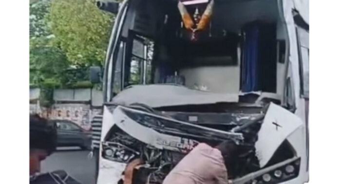 പന്തളത്ത് സ്വകാര്യ ബസും ടൂറിസ്റ്റ് ബസും കൂട്ടിയിടിച്ച് അപകടം ; യാത്രക്കാര്ക്ക് പരിക്ക് പന്തളത്ത് സ്വകാര്യ ബസും ടൂറിസ്റ്റ് ബസും കൂട്ടിയിടിച്ച് അപകടം ; യാത്രക്കാര്ക്ക് പരിക്ക്