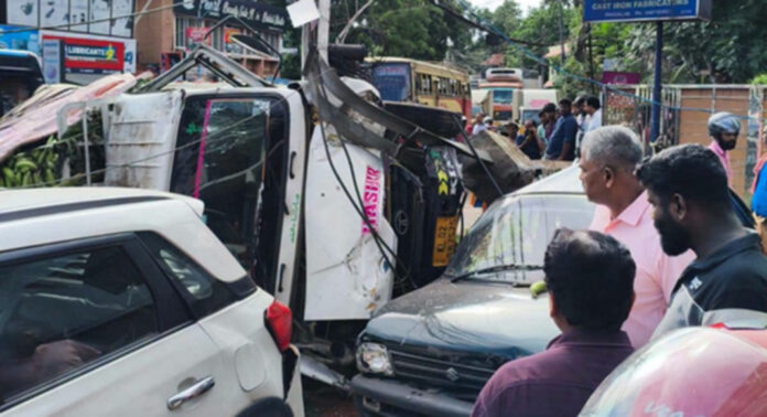 പന്തളത്ത് നിയന്ത്രണം വിട്ട ലോറി പാഞ്ഞ് കയറി ബൈക്ക് യാത്രികന് കൊല്ലപ്പെട്ടു ; നിരവധി വാഹനങ്ങളും തകര്ന്നു പന്തളത്ത് നിയന്ത്രണം വിട്ട ലോറി പാഞ്ഞ് കയറി ബൈക്ക് യാത്രികന് കൊല്ലപ്പെട്ടു ; നിരവധി വാഹനങ്ങളും തകര്ന്നു