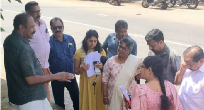 പന്തളം – മാവേലിക്കര റോഡിലെ അശാസ്ത്രീയ നിർമ്മാണം ; പൊതുമരാമത്ത് വകുപ്പ് വിജിലൻസ് വിഭാഗവും ഉന്നത ഉദ്യോഗസ്ഥരും പരിശോധന നടത്തി പന്തളം – മാവേലിക്കര റോഡിലെ അശാസ്ത്രീയ നിർമ്മാണം ; പൊതുമരാമത്ത് വകുപ്പ് വിജിലൻസ് വിഭാഗവും ഉന്നത ഉദ്യോഗസ്ഥരും പരിശോധന നടത്തി