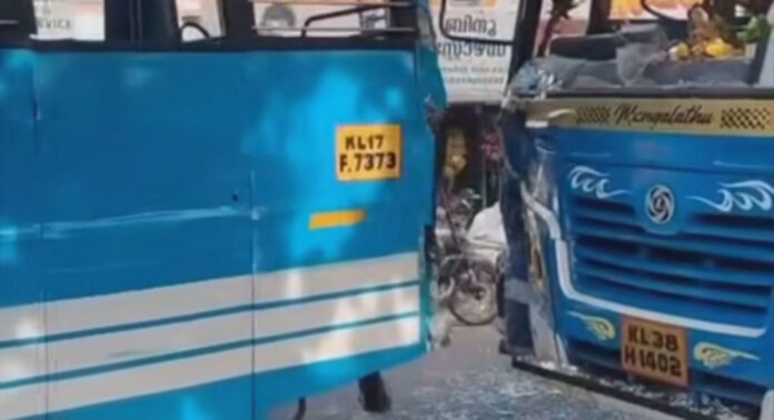 പന്തളത്ത് സ്വകാര്യ ബസുകളുടെ മത്സരയോട്ടം ; ജീവനക്കാര് തമ്മില് സംഘര്ഷം പതിവാകുന്നു പന്തളത്ത് സ്വകാര്യ ബസുകളുടെ മത്സരയോട്ടം ; ജീവനക്കാര് തമ്മില് സംഘര്ഷം പതിവാകുന്നു