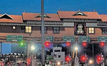 പന്തീരാങ്കാവ് ടോൾ പ്ലാസയിലൂടെ കടന്നുപോകാത്ത വാഹനങ്ങളുടെ ഫാസ്റ്റ്ടാഗിൽ നിന്ന് പണം ഈടാക്കിയതായി പരാതി