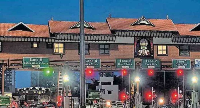 പന്തീരാങ്കാവ് ടോൾ പ്ലാസയിലൂടെ കടന്നുപോകാത്ത വാഹനങ്ങളുടെ ഫാസ്റ്റ്ടാഗിൽ നിന്ന് പണം ഈടാക്കിയതായി പരാതി പന്തീരാങ്കാവ് ടോൾ പ്ലാസയിലൂടെ കടന്നുപോകാത്ത വാഹനങ്ങളുടെ ഫാസ്റ്റ്ടാഗിൽ നിന്ന് പണം ഈടാക്കിയതായി പരാതി