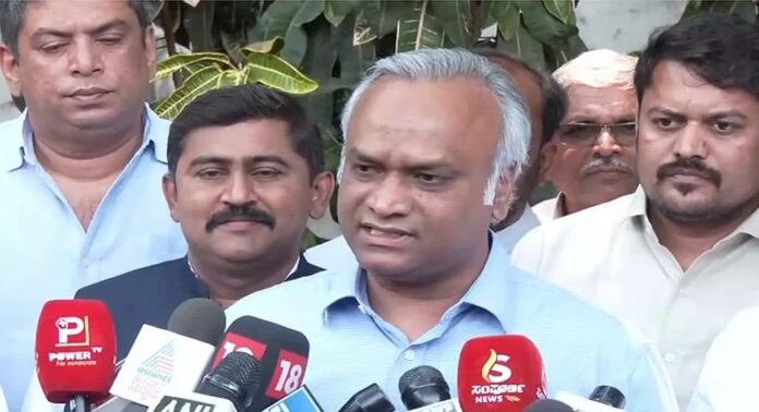 എൻഫോഴ്സ്മെന്റ് ഡയറക്ടറേറ്റ്, ഇൻകം ടാക്സ് വകുപ്പ്, സിബിഐ എന്നീ അന്വേഷണ ഏജൻസികളെ കേന്ദ്ര സർക്കാർ സ്വന്തം രാഷ്ട്രീയാവശ്യങ്ങൾക്കായി ഉപയോഗിക്കുകയാണെന്ന് കർണാടക മന്ത്രി പ്രിയങ്ക് ഖാർഗെ എൻഫോഴ്സ്മെന്റ് ഡയറക്ടറേറ്റ്, ഇൻകം ടാക്സ് വകുപ്പ്, സിബിഐ എന്നീ അന്വേഷണ ഏജൻസികളെ കേന്ദ്ര സർക്കാർ സ്വന്തം രാഷ്ട്രീയാവശ്യങ്ങൾക്കായി ഉപയോഗിക്കുകയാണെന്ന് കർണാടക മന്ത്രി പ്രിയങ്ക് ഖാർഗെ