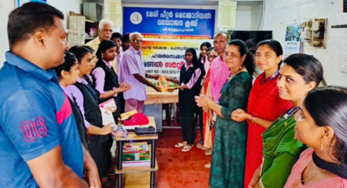 വയോജന ക്ലബ്ബിന്റെ വായനശാലയിലേക്ക് വായനാ ദിനത്തില് പുസ്തകങ്ങള് കൈമാറി വയോജന ക്ലബ്ബിന്റെ വായനശാലയിലേക്ക് വായനാ ദിനത്തില് പുസ്തകങ്ങള് കൈമാറി