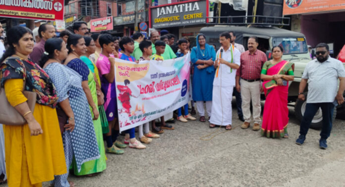 റാന്നിയിൽ ‘ഫുട്ബോളാണ് ലഹരി ’ ലഹരിവിരുദ്ധ റാലിയും സൗഹൃദ മത്സരവും നടത്തി റാന്നിയിൽ ‘ഫുട്ബോളാണ് ലഹരി ’ ലഹരിവിരുദ്ധ റാലിയും സൗഹൃദ മത്സരവും നടത്തി