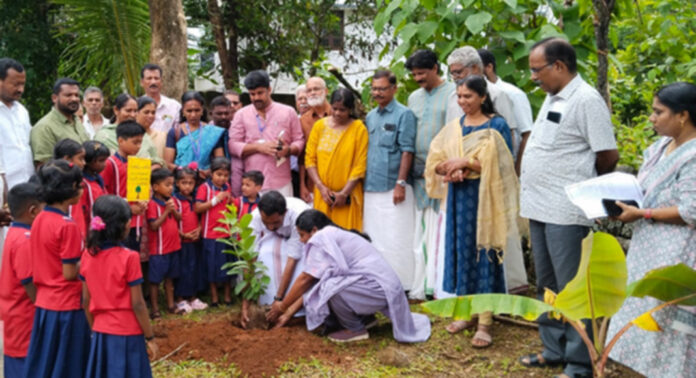 കോന്നി ഗ്രാമ പഞ്ചായത്തിന്റെയും കൃഷി ഭവന്റെയും നേതൃത്വത്തില് പരിസ്ഥിതി ദിനം ആചരിച്ചു കോന്നി ഗ്രാമ പഞ്ചായത്തിന്റെയും കൃഷി ഭവന്റെയും നേതൃത്വത്തില് പരിസ്ഥിതി ദിനം ആചരിച്ചു