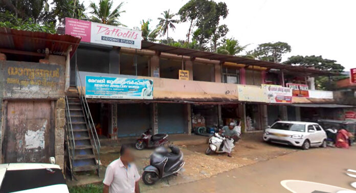സീതത്തോട് വില്ലേജ് ഓഫീസില് നായയ്ക്ക് സുഖപ്രസവം ; കടിയേല്ക്കുമെന്ന ഭീതിയില് നാട്ടുകാര് സീതത്തോട് വില്ലേജ് ഓഫീസില് നായയ്ക്ക് സുഖപ്രസവം ; കടിയേല്ക്കുമെന്ന ഭീതിയില് നാട്ടുകാര്