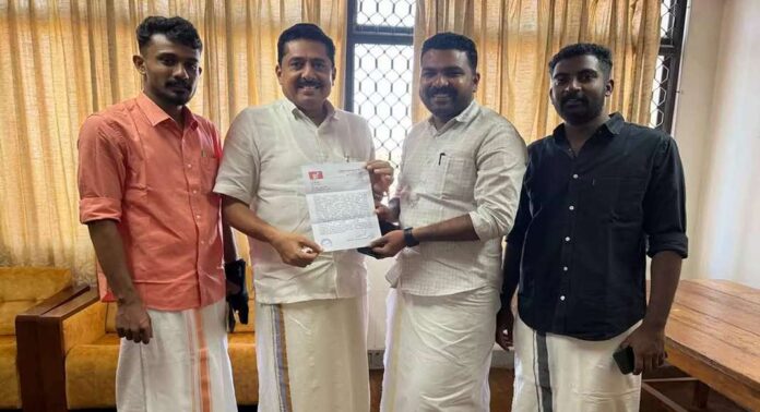 പിഎം ശ്രീ സ്കൂൾ പദ്ധതിയിൽ നിന്ന് ഉപാധികളൊന്നുമില്ലാതെ പിൻവാങ്ങണമെന്ന് ആവശ്യപ്പെട്ട് എസ്എഫ്ഐ വിദ്യാഭ്യാസ മന്ത്രി എൻ ഷംസുദ്ദീന് നിവേദനം നൽകി പിഎം ശ്രീ സ്കൂൾ പദ്ധതിയിൽ നിന്ന് ഉപാധികളൊന്നുമില്ലാതെ പിൻവാങ്ങണമെന്ന് ആവശ്യപ്പെട്ട് എസ്എഫ്ഐ വിദ്യാഭ്യാസ മന്ത്രി എൻ ഷംസുദ്ദീന് നിവേദനം നൽകി