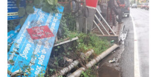 കോഴഞ്ചേരി തെക്കേമലയില് 12.5 ലക്ഷം രൂപ വിഴുങ്ങിയ ട്രാഫിക് സിഗ്നല് ലൈറ്റ് : ഇപ്പോള് പൊതുജനങ്ങള്ക്ക് ശല്യമായി റോഡരികില് കാടുപിടിച്ച് കിടക്കുന്നു – പൊതുമരാമത്ത് വകുപ്പിന് പരാതി നല്കി നാട്ടുകാര്