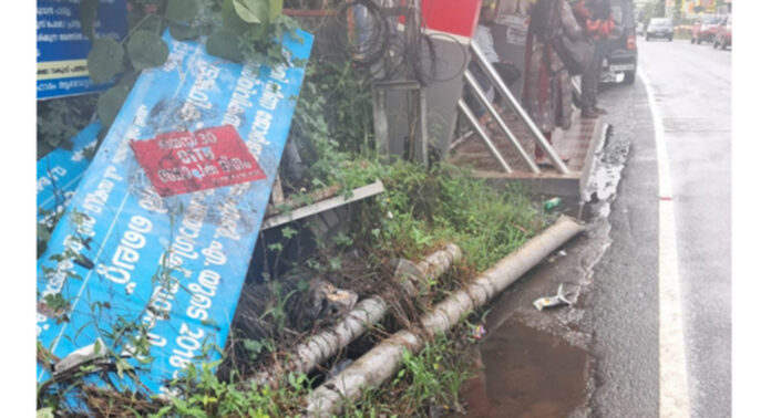 കോഴഞ്ചേരി തെക്കേമലയില് 12.5 ലക്ഷം രൂപ വിഴുങ്ങിയ ട്രാഫിക് സിഗ്നല് ലൈറ്റ് : ഇപ്പോള് പൊതുജനങ്ങള്ക്ക് ശല്യമായി റോഡരികില് കാടുപിടിച്ച് കിടക്കുന്നു – പൊതുമരാമത്ത് വകുപ്പിന് പരാതി നല്കി നാട്ടുകാര് കോഴഞ്ചേരി തെക്കേമലയില് 12.5 ലക്ഷം രൂപ വിഴുങ്ങിയ ട്രാഫിക് സിഗ്നല് ലൈറ്റ് : ഇപ്പോള് പൊതുജനങ്ങള്ക്ക് ശല്യമായി റോഡരികില് കാടുപിടിച്ച് കിടക്കുന്നു – പൊതുമരാമത്ത് വകുപ്പിന് പരാതി നല്കി നാട്ടുകാര്
