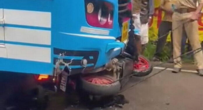 പത്തനംതിട്ട എസ്.പി ഓഫീസിന് സമീപം ബസും സ്കൂട്ടറും കൂട്ടിയിടിച്ച് യുവാവിന് പരിക്ക് പത്തനംതിട്ട എസ്.പി ഓഫീസിന് സമീപം ബസും സ്കൂട്ടറും കൂട്ടിയിടിച്ച് യുവാവിന് പരിക്ക്