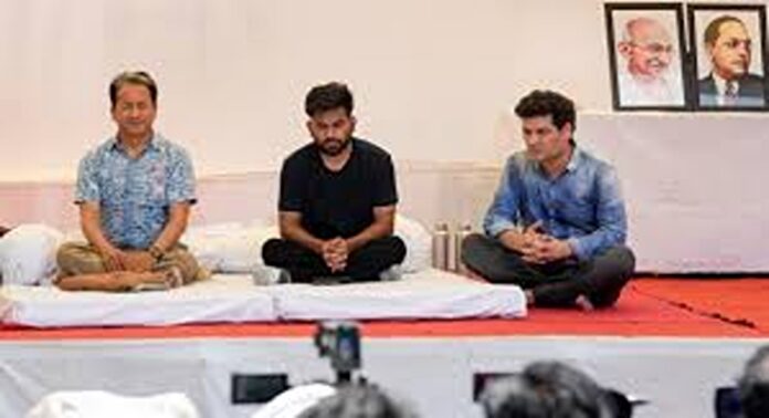 ധർമ്മേന്ദ്ര പ്രധാന്റെ രാജി ; അനിശ്ചിതകാല നിരാഹാര സമരം തുടങ്ങി സോനം വാങ്ചുക്ക് ധർമ്മേന്ദ്ര പ്രധാന്റെ രാജി ; അനിശ്ചിതകാല നിരാഹാര സമരം തുടങ്ങി സോനം വാങ്ചുക്ക്