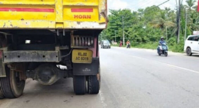 ഓവര് ലോഡും പൊട്ടാറായ ടയറുകളുമായി അടൂരില് ടിപ്പര് ലോറികളുടെ മരണപ്പാച്ചില് ഓവര് ലോഡും പൊട്ടാറായ ടയറുകളുമായി അടൂരില് ടിപ്പര് ലോറികളുടെ മരണപ്പാച്ചില്