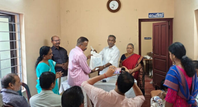 വിദ്യാഭ്യാസ അവാർഡ് വിതരണവും പഠനോപകരണ വിതരണവും നടന്നു വിദ്യാഭ്യാസ അവാർഡ് വിതരണവും പഠനോപകരണ വിതരണവും നടന്നു