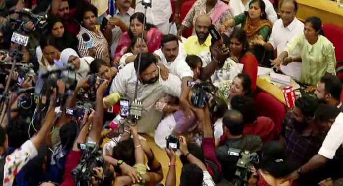 തിരുവനന്തപുരം കോർപറേഷനിലെ കയ്യാങ്കളി ; ബിജെപി കൗൺസിലർമാർക്കെതിരെ കേസ് തിരുവനന്തപുരം കോർപറേഷനിലെ കയ്യാങ്കളി ; ബിജെപി കൗൺസിലർമാർക്കെതിരെ കേസ്