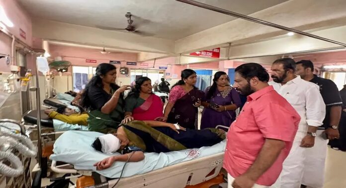 തിരുവനന്തപുരം കോർപ്പറേഷൻ ഓഫീസിൽ സംഘർഷം ; മേയർക്ക് കാലിന് പരുക്ക് തിരുവനന്തപുരം കോർപ്പറേഷൻ ഓഫീസിൽ സംഘർഷം ; മേയർക്ക് കാലിന് പരുക്ക്