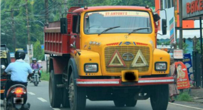 അടൂരില് ടിപ്പര് ലോറികളുടെ നിയമലംഘനം തടയാന് കര്ശന നടപടികളുമായി ട്രാഫിക് പോലീസ് അടൂരില് ടിപ്പര് ലോറികളുടെ നിയമലംഘനം തടയാന് കര്ശന നടപടികളുമായി ട്രാഫിക് പോലീസ്