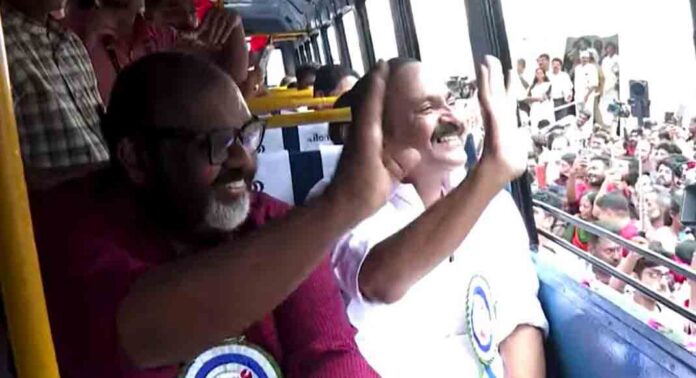 സൗജന്യ യാത്ര സ്ത്രീകൾക്കുള്ള ഔദാര്യമല്ല ; അഭിമാനത്തോടെ സർക്കാർ വണ്ടിയിൽ സൗജന്യമായി യാത്ര ചെയ്യാം : വി ഡി സതീശൻ സൗജന്യ യാത്ര സ്ത്രീകൾക്കുള്ള ഔദാര്യമല്ല ; അഭിമാനത്തോടെ സർക്കാർ വണ്ടിയിൽ സൗജന്യമായി യാത്ര ചെയ്യാം : വി ഡി സതീശൻ
