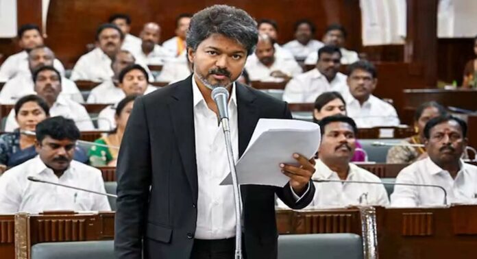 ഗവര്ണറുടെ നയപ്രഖ്യാപനത്തിൽ വന്ദേമാതരം ഒഴിവാക്കി വിജയ് സർക്കാർ ഗവര്ണറുടെ നയപ്രഖ്യാപനത്തിൽ വന്ദേമാതരം ഒഴിവാക്കി വിജയ് സർക്കാർ