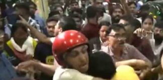 കൊൽക്കത്ത വിമാനത്താവളത്തിൻ്റെ അറൈവൽ ഗേറ്റിന് സമീപം വൻ സംഘർഷം : ചേരിതിരിഞ്ഞ് ഏറ്റുമുട്ടി ബിജെപി-ടിഎംസി പ്രവർത്തകർ