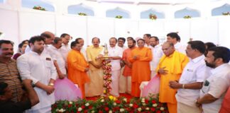 വേദനിക്കുന്നവരെ ചേര്ത്തുനിര്ത്തുന്നതാണ് ആത്മീയത ; വി.ഡി. സതീശന്