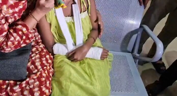 മലപ്പുറത്ത് അഞ്ചാം ക്ലാസ് വിദ്യാർഥിനിയുടെ കൈ അധ്യാപകൻ തല്ലിയൊടിച്ചെന്ന് പരാതി മലപ്പുറത്ത് അഞ്ചാം ക്ലാസ് വിദ്യാർഥിനിയുടെ കൈ അധ്യാപകൻ തല്ലിയൊടിച്ചെന്ന് പരാതി
