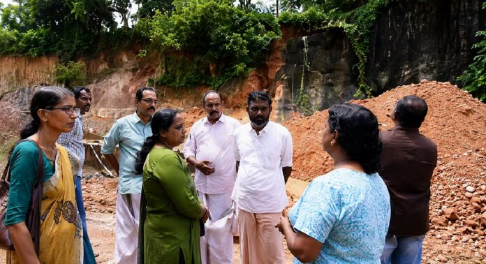 വടകര മുക്കാലിയിൽ കനത്ത മണ്ണൊലിപ്പ് ; കുടുംബങ്ങളെ മാറ്റിപ്പാർപ്പിച്ചു വടകര മുക്കാലിയിൽ കനത്ത മണ്ണൊലിപ്പ് ; കുടുംബങ്ങളെ മാറ്റിപ്പാർപ്പിച്ചു