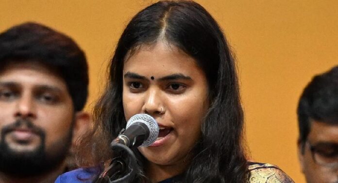 വിദ്യാർത്ഥിയുടെ ഇംഗ്ലീഷ് പരിജ്ഞാനക്കുറവ് ഡിഎംകെയുടെ പരാജയമെന്ന് മന്ത്രി കീർത്തന വിദ്യാർത്ഥിയുടെ ഇംഗ്ലീഷ് പരിജ്ഞാനക്കുറവ് ഡിഎംകെയുടെ പരാജയമെന്ന് മന്ത്രി കീർത്തന