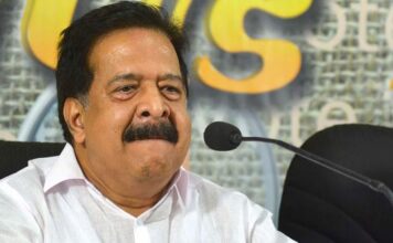 വി ഡിക്ക് പിന്നാലെ ‘മൈക്ക് കെണിയിൽ’ ചെന്നിത്തല