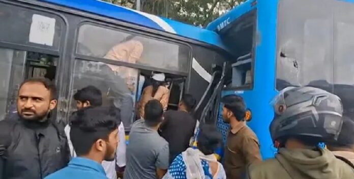ബെംഗളൂരു മെട്രോപൊളിറ്റൻ ട്രാൻസ്പോർട്ട് കോർപ്പറേഷന്റെ ഇലക്ട്രിക് ബസ് മറ്റൊരു ഇലക്ട്രിക് ബസിന് പിറകിൽ ഇടിച്ചുകയറി അപകടം ; അഞ്ച് യാത്രക്കാർക്കും ഡ്രൈവർക്കും പരിക്ക് ബെംഗളൂരു മെട്രോപൊളിറ്റൻ ട്രാൻസ്പോർട്ട് കോർപ്പറേഷന്റെ ഇലക്ട്രിക് ബസ് മറ്റൊരു ഇലക്ട്രിക് ബസിന് പിറകിൽ ഇടിച്ചുകയറി അപകടം ; അഞ്ച് യാത്രക്കാർക്കും ഡ്രൈവർക്കും പരിക്ക്
