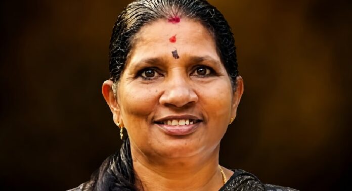 ഭക്ഷണം കഴിച്ചുകൊണ്ടിരിക്കെ വീട്ടമ്മ കുഴഞ്ഞുവീണ് മരിച്ചു ഭക്ഷണം കഴിച്ചുകൊണ്ടിരിക്കെ വീട്ടമ്മ കുഴഞ്ഞുവീണ് മരിച്ചു