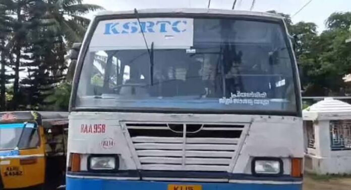 പ്രിയദര്ശിനി ബസില് നിന്നും വീണ് കണ്ടക്ടർക്ക് പരിക്കേറ്റു പ്രിയദര്ശിനി ബസില് നിന്നും വീണ് കണ്ടക്ടർക്ക് പരിക്കേറ്റു