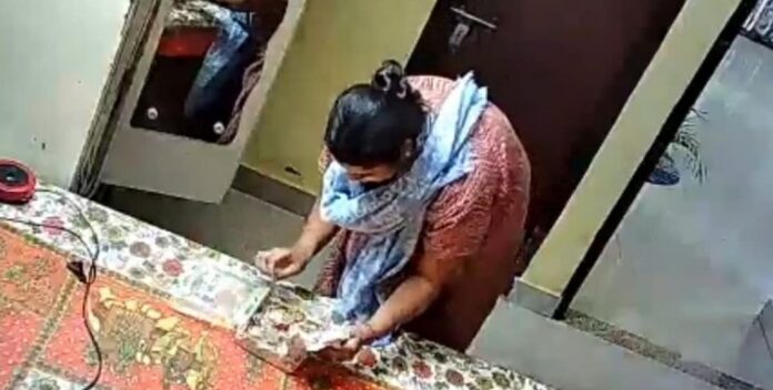 വീട്ടിൽക്കയറി യുവതിയുടെ മോഷണശ്രമം ; പിടിക്കപ്പെട്ടതോടെ വസ്ത്രമുരിഞ്ഞ് പീഡനക്കേസിൽ കുടുക്കുമെന്ന് ഭീഷണി വീട്ടിൽക്കയറി യുവതിയുടെ മോഷണശ്രമം ; പിടിക്കപ്പെട്ടതോടെ വസ്ത്രമുരിഞ്ഞ് പീഡനക്കേസിൽ കുടുക്കുമെന്ന് ഭീഷണി