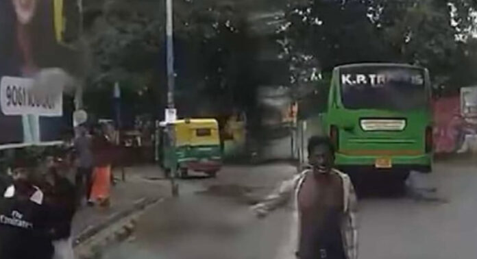 വൈറ്റില ഹബ്ബിൽ സ്വകാര്യബസ് ജീവനക്കാർ തമ്മിൽ സംഘർഷം വൈറ്റില ഹബ്ബിൽ സ്വകാര്യബസ് ജീവനക്കാർ തമ്മിൽ സംഘർഷം