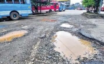 തൃശ്ശൂർ നഗരത്തിൽ കുഴികൾ പെരുകുന്നു ; രൂക്ഷമായ ഗതാഗതക്കുരുക്ക്
