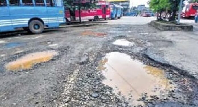 തൃശ്ശൂർ നഗരത്തിൽ കുഴികൾ പെരുകുന്നു ; രൂക്ഷമായ ഗതാഗതക്കുരുക്ക് തൃശ്ശൂർ നഗരത്തിൽ കുഴികൾ പെരുകുന്നു ; രൂക്ഷമായ ഗതാഗതക്കുരുക്ക്