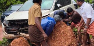 കാഞ്ഞങ്ങാട് സംസ്ഥാന പാതയിൽ മണ്ണിടിച്ചിൽ ; കാറിന് മുകളിലേക്ക് മണ്ണിടിഞ്ഞുവീണു