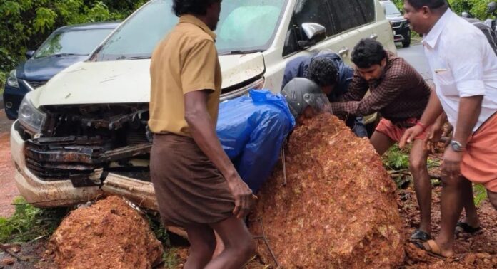 കാഞ്ഞങ്ങാട് സംസ്ഥാന പാതയിൽ മണ്ണിടിച്ചിൽ ; കാറിന് മുകളിലേക്ക് മണ്ണിടിഞ്ഞുവീണു കാഞ്ഞങ്ങാട് സംസ്ഥാന പാതയിൽ മണ്ണിടിച്ചിൽ ; കാറിന് മുകളിലേക്ക് മണ്ണിടിഞ്ഞുവീണു