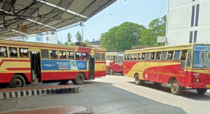 ബസിന്റെ സമയം ചോദിച്ച യാത്രക്കാരോട് മോശമായി പെരുമാറി ; മൂന്ന് കെഎസ്ആർടിസി ജീവനക്കാർക്കെതിരെ അന്വേഷണം ബസിന്റെ സമയം ചോദിച്ച യാത്രക്കാരോട് മോശമായി പെരുമാറി ; മൂന്ന് കെഎസ്ആർടിസി ജീവനക്കാർക്കെതിരെ അന്വേഷണം