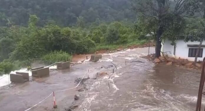 മുത്തപ്പൻ പുഴയിലെ ചപ്പാത്ത് മലവെള്ളപ്പാച്ചിലിൽ ഒലിച്ചുപോയ നിലയിൽ മുത്തപ്പൻ പുഴയിലെ ചപ്പാത്ത് മലവെള്ളപ്പാച്ചിലിൽ ഒലിച്ചുപോയ നിലയിൽ