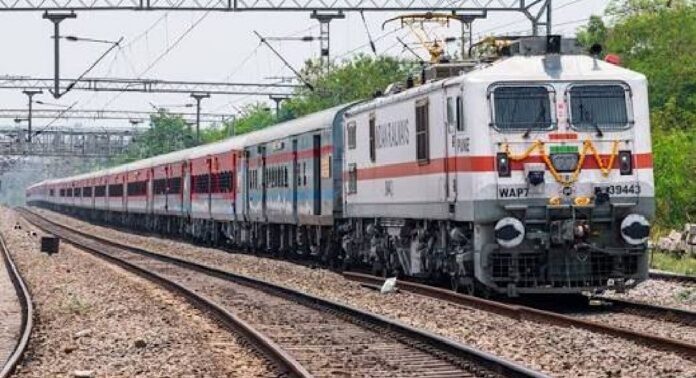 ട്രെയിൻ യാത്രക്കിടെ വിഷം കഴിച്ച് ആത്മഹത്യയ്ക്ക് ശ്രമിച്ച് കമിതാക്കൾ , ഇരുവരും ഗുരുതരാവസ്ഥയിൽ ട്രെയിൻ യാത്രക്കിടെ വിഷം കഴിച്ച് ആത്മഹത്യയ്ക്ക് ശ്രമിച്ച് കമിതാക്കൾ , ഇരുവരും ഗുരുതരാവസ്ഥയിൽ